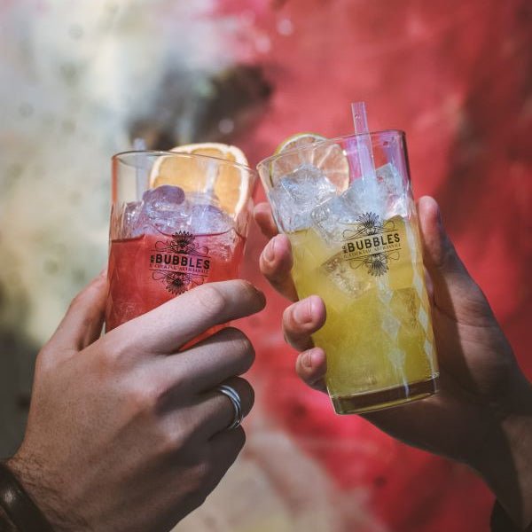 Eleva il tuo Aperitivo Italiano con i Cocktail Premium Mr. Bubbles: Un Viaggio di Gusto e Tradizione