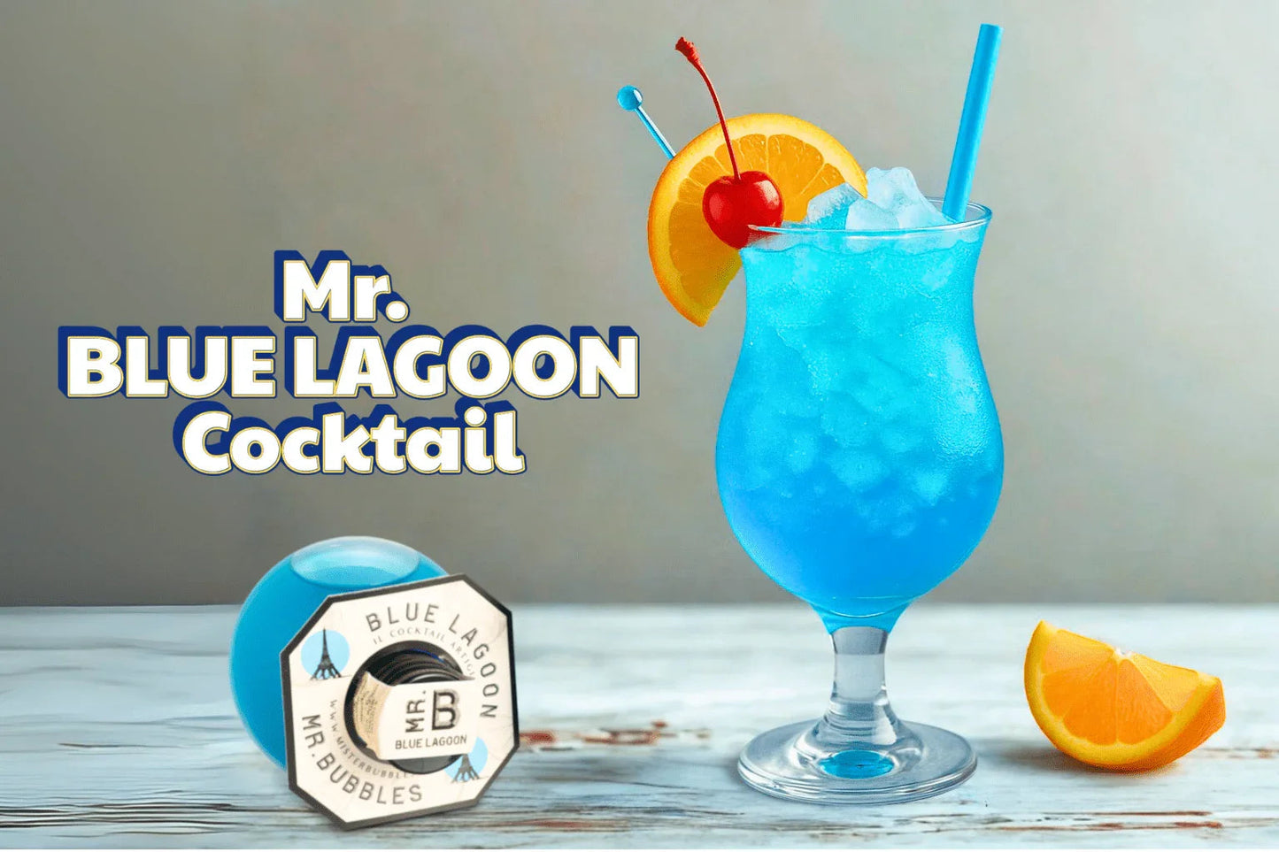 Cocktail Blue Lagoon blu con cubetti di ghiaccio, fetta d'arancia, ciliegia e cannuccia azzurra
