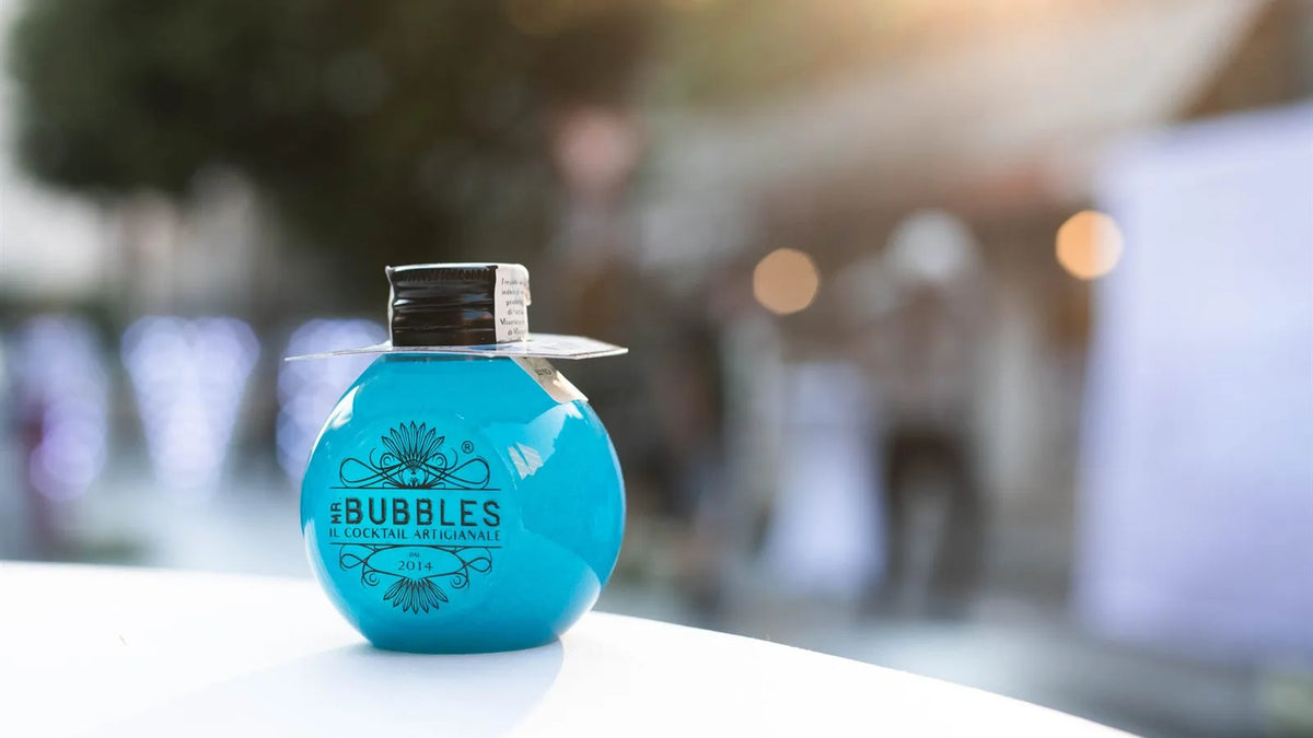 Blue Lagoon Mr. Bubbles pronto da bere, la sfera blu su un tavolo durante una festa