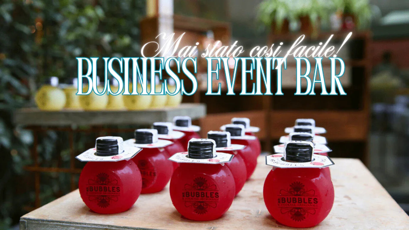 Bottiglie rotonde rosse con tappo nero su tavolo in contesto bar per eventi aziendali