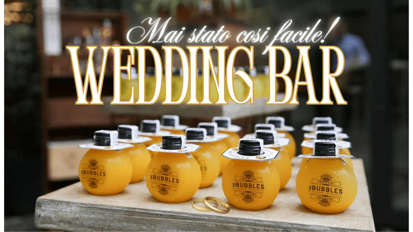 Bottiglie arancioni di cocktail artigianali Mr Bubbles su tavolo rustico con anelli nuziali e scritta Wedding Bar
