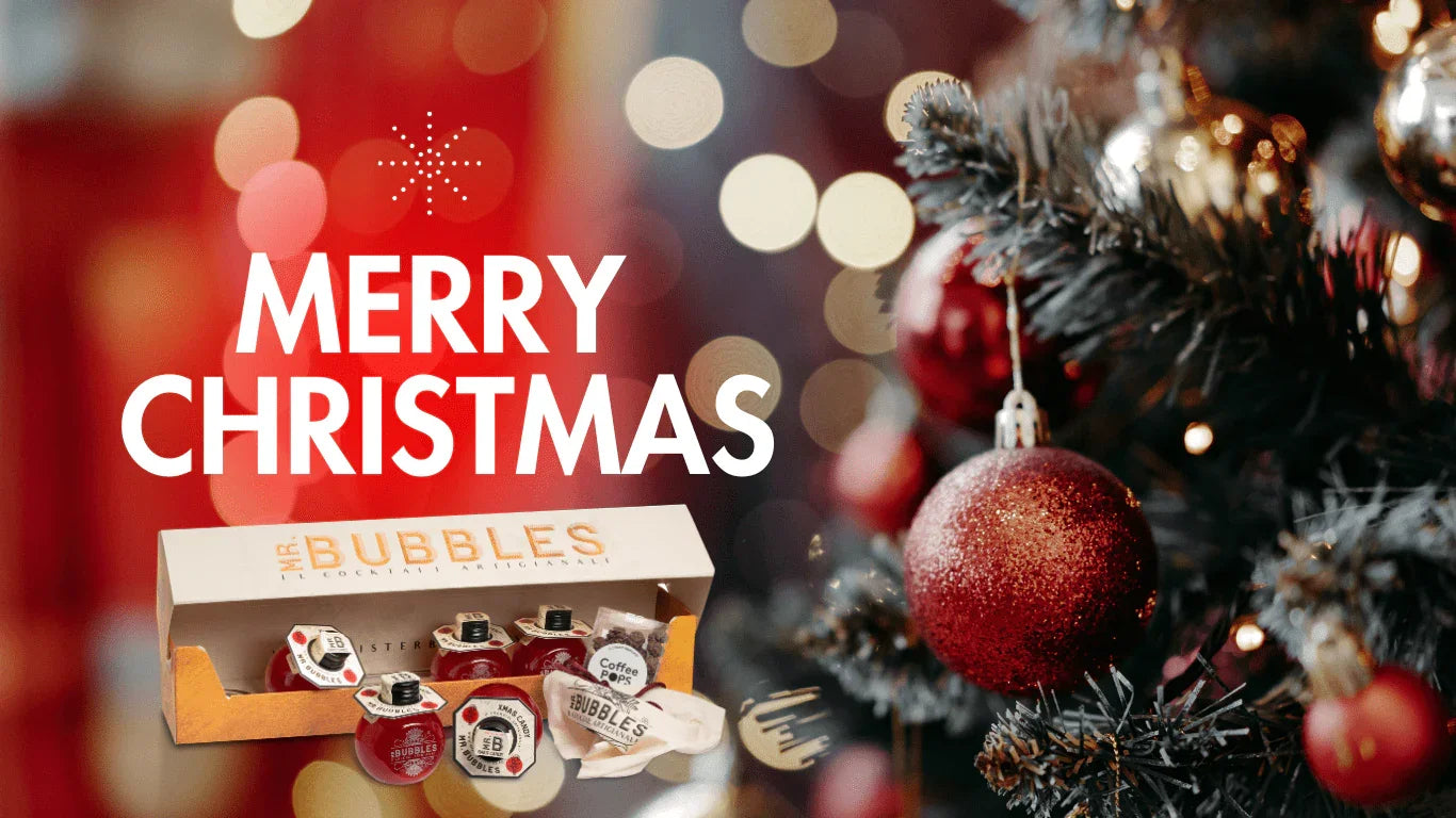 Confezione regalo cocktail artigianali Mr. Bubbles con decorazioni natalizie e albero di Natale rosso
