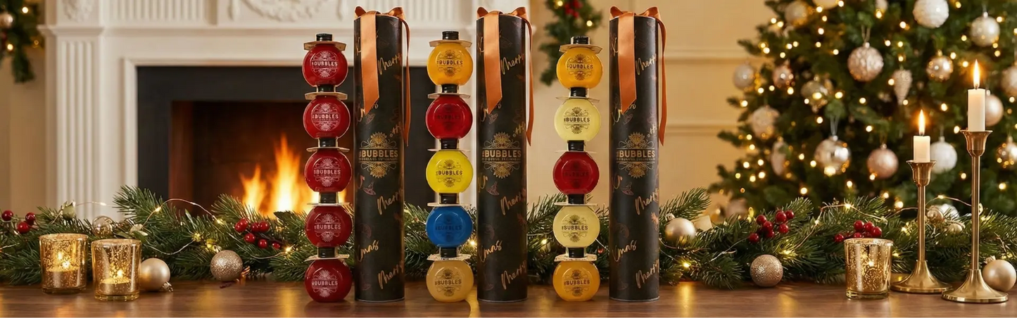 Collezione completa tubi regalo Natale Mr Bubbles con camino decorato, albero di Natale, candele dorate e ghirlanda illuminata