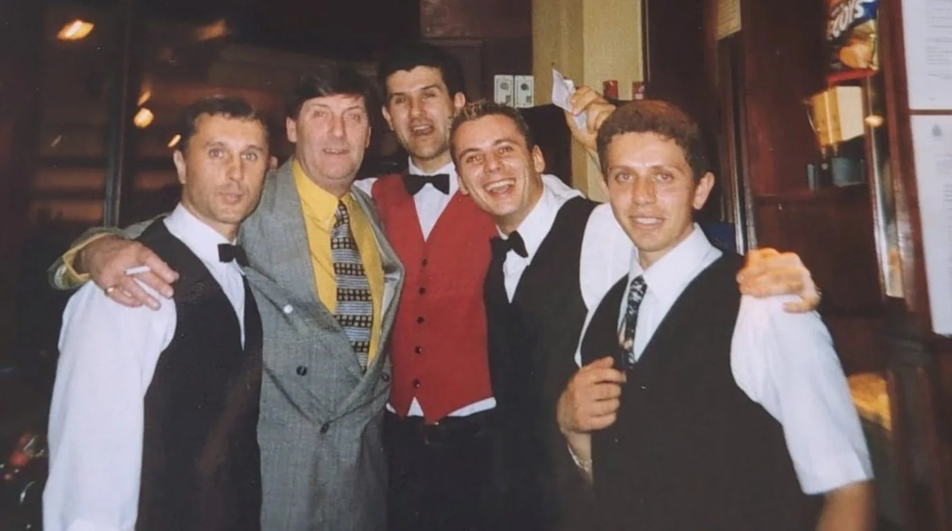 Londra 1999, da Garfunkel's: cinque della brigata di sala abbracciati
