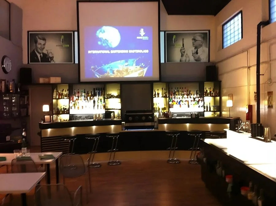 L'aula di MixingLab: bancone da bar, sgabelli, schermo con International Bartending Masterclass