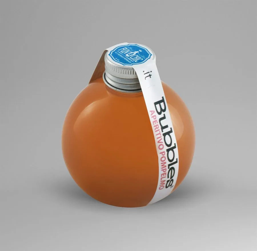 La prima bottiglia: sfera arancione con la fascetta bianca Bubbles e il bollino azzurro del catering