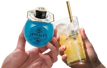 Una Bubbles Blue Lagoon e un bicchiere di cocktail Mr. Bubbles con ghiaccio che brindano